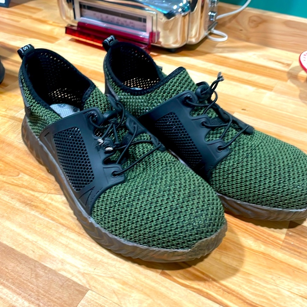 NEW Adidas 3 Stripes Die Weltmarke Mit  steel work shoes, US 10.